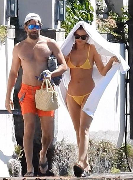 Bồ cũ của Ronaldo diện bikini bốc lửa, tình tứ bên tình mới ảnh 3