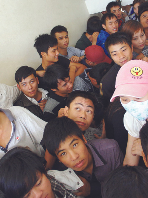 Lao động chen chúc đăng ký kiểm tra tiếng Hàn tại TTGTVL Nghệ An. Ảnh: A. Khánh. Lao động chen chúc đăng ký kiểm tra tiếng Hàn tại TTGTVL Nghệ An. Ảnh: A. Khánh