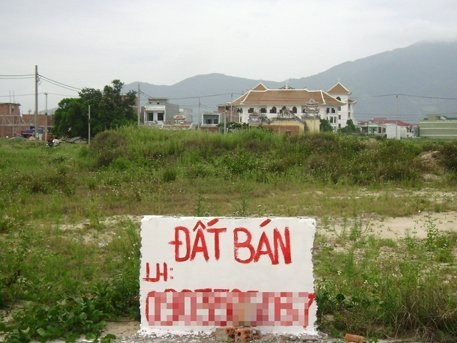 Đất được giao bán khắp nơi. Ảnh: Duy Anh