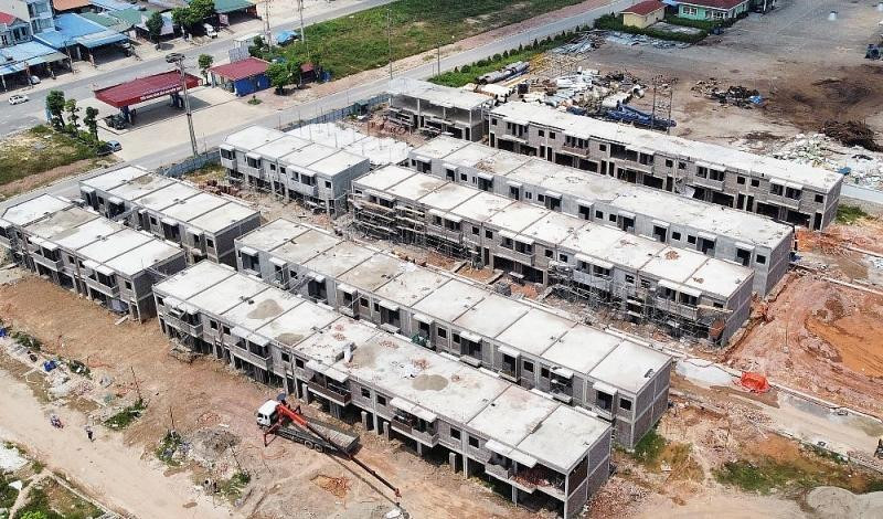 Dù đang trong quá trình dự thảo kết luận thanh tra, Công ty CP Đầu tư APEC Thái Nguyên vẫn cho xây "chui" hàng chục căn shophouse bên trong dự án Khu công nghiệp APEC Điềm Thụy. Dù đang trong quá trình dự thảo kết luận thanh tra, Công ty CP Đầu tư APEC Thái Nguyên vẫn cho xây "chui" hàng chục căn shophouse bên trong dự án Khu công nghiệp APEC Điềm Thụy.