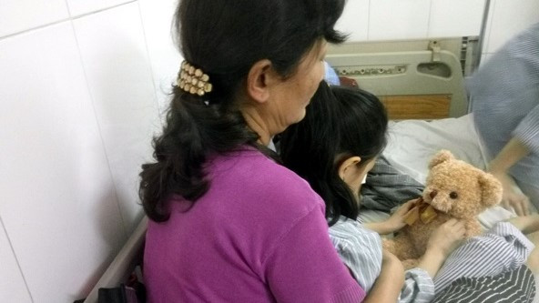 Bé gái lớp 1 bị phi thước kẻ mù mắt: Nỗi ám ảnh vô hình ảnh 1