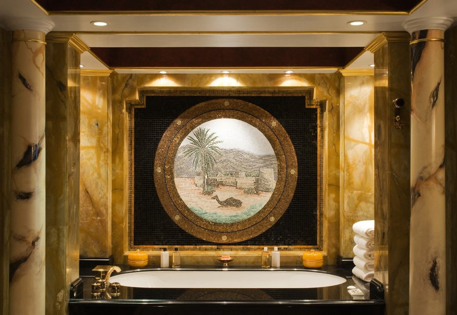 Diện tích của phòng hoàng gia là 780 m2. Phòng khách theo đúng phong cách Ả Rập. Phòng ăn riêng nếu bạn không muốn dùng bữa tại các nhà hàng của khách sạn. Phòng ngủ dành cho những "ông hoàng". Nghỉ tại đây, bạn còn có cả một phòng chiếu phim riêng. Cầu thang được mạ vàng. Phòng ngủ thứ hai trong phòng hoàng gia. Mỗi phòng ngủ đều có một phòng tắm lát đá cẩm thạch có bồn spa. Phòng tắm được trang trí bằng tranh gốm tinh xảo và luôn có sẵn nước hoa Hermes 24 – Faubourg. Khu vực yên tĩnh dành cho những ai thích đọc sách. Là khách hàng của khách sạn này bạn còn có xe riêng đưa đón, thậm chí là cả trực thăng nếu bạn muốn.