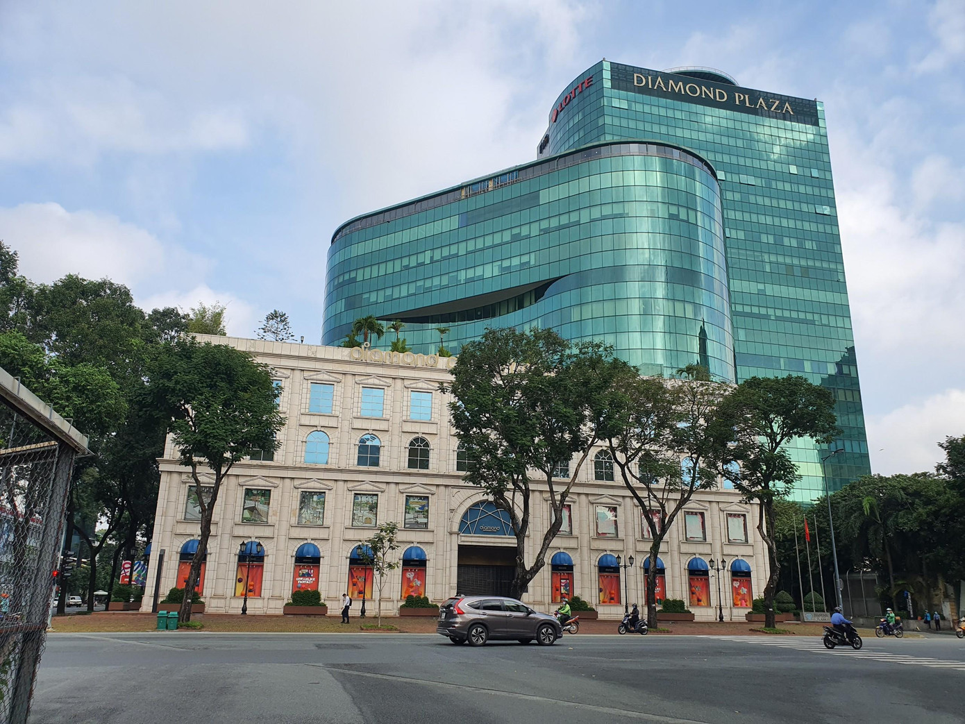 Trung tâm thương mại vẫn đóng kín cửa, ngưng hoạt động.