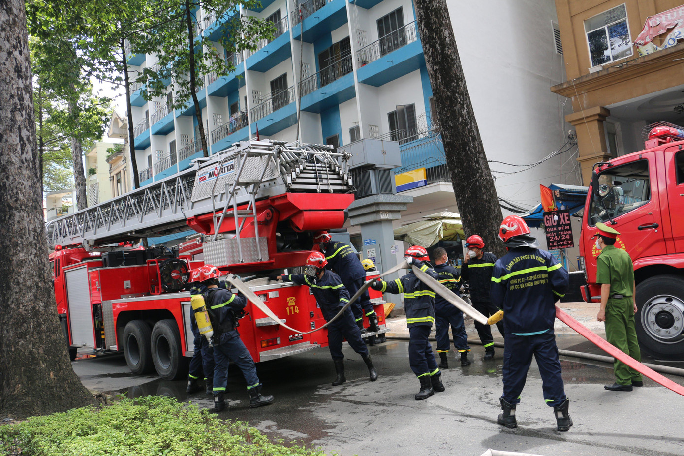 Lực lượng chức năng khống chế đám cháy.