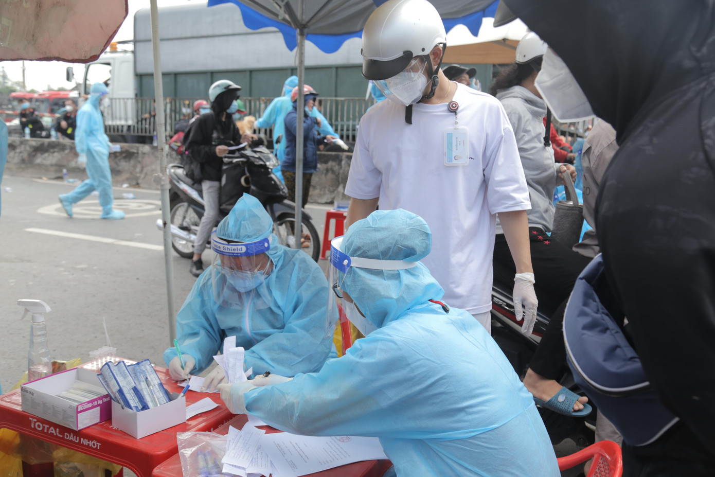 Trước khi về quê người dân sẽ được xét nghiệm COVID-19.