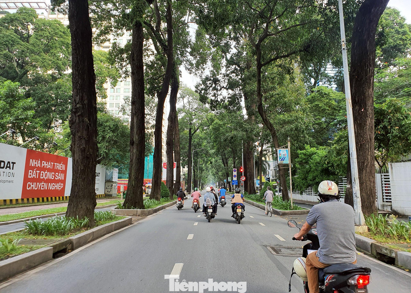 Sau khi TPHCM nới lỏng quy định phòng chống dịch, các hoạt động sản xuất kinh doanh, dịch vụ bắt đầu hoạt động lại nên lưu lượng phương tiện lưu thông cũng bắt đầu tăng.