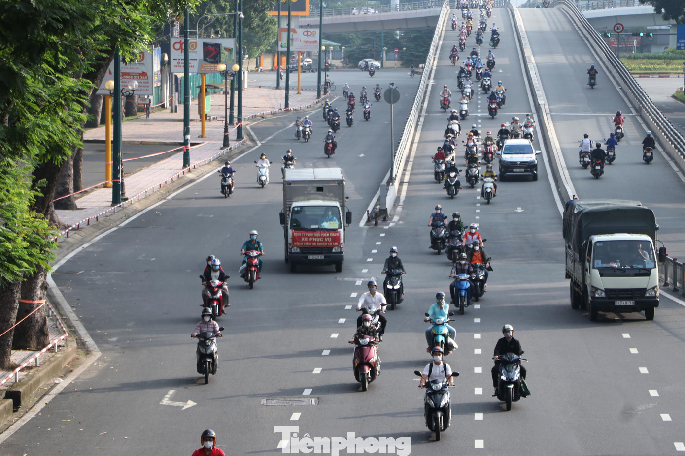 Các tuyến đường dù chưa xảy ra tình trạng ùn tắc giao thông nhưng mật độ phương tiện đã tăng hơn những ngày trước rất nhiều.