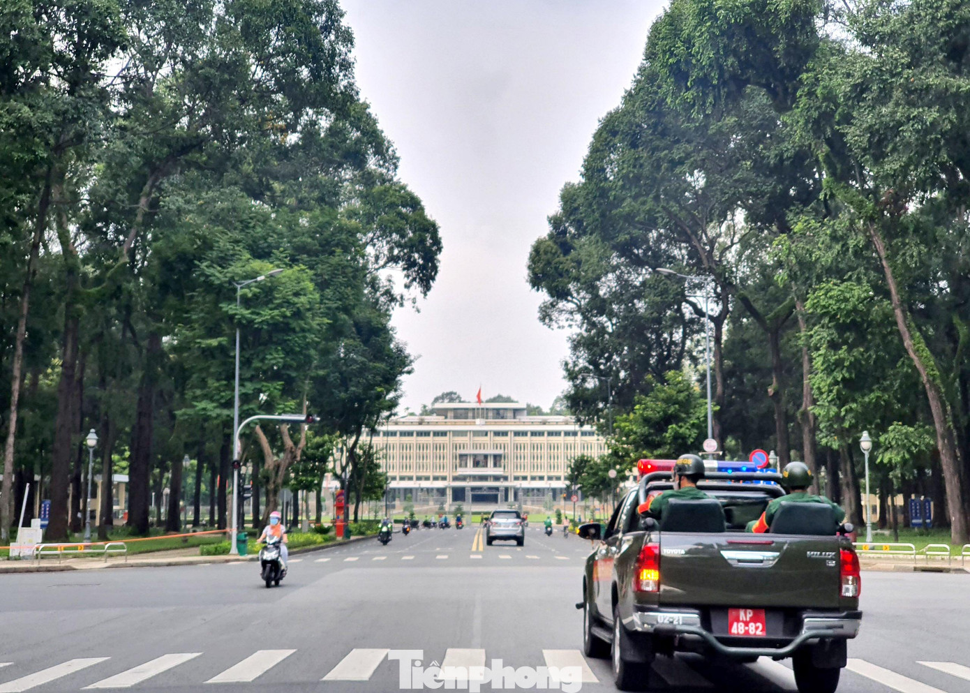 Để đảm bảo an ninh trật tự, an toàn giao thông, lực lượng chức năng vẫn liên tục tuần tra kiểm soát trên các tuyến đường.