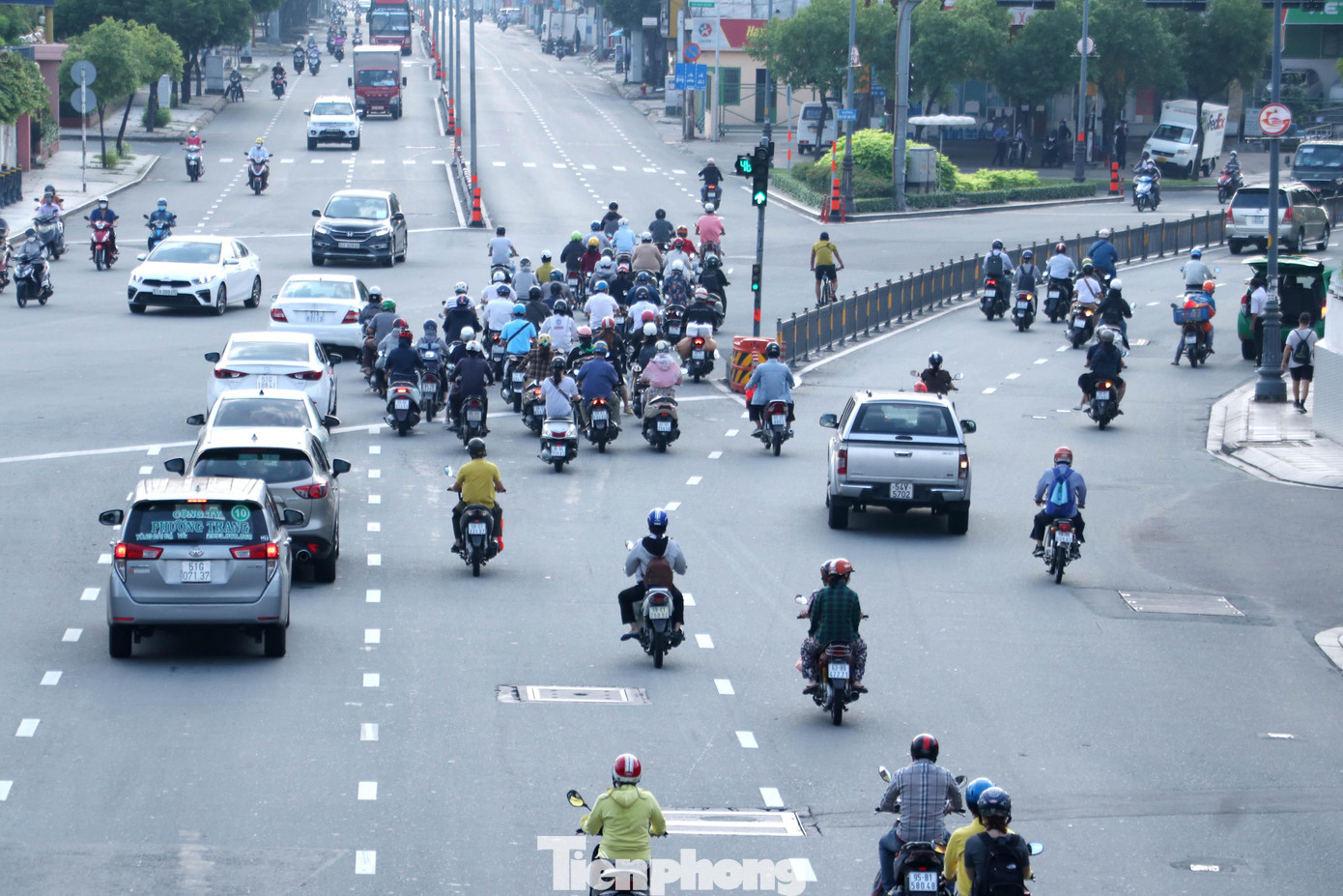 Tại đường Hoàng Văn Thụ, quận Tân Bình, tuyến đường huyết mạch từ cửa ngõ Tây Bắc TPHCM vào trung tâm khá đông phương tiện lưu thông trong sáng 1/10.