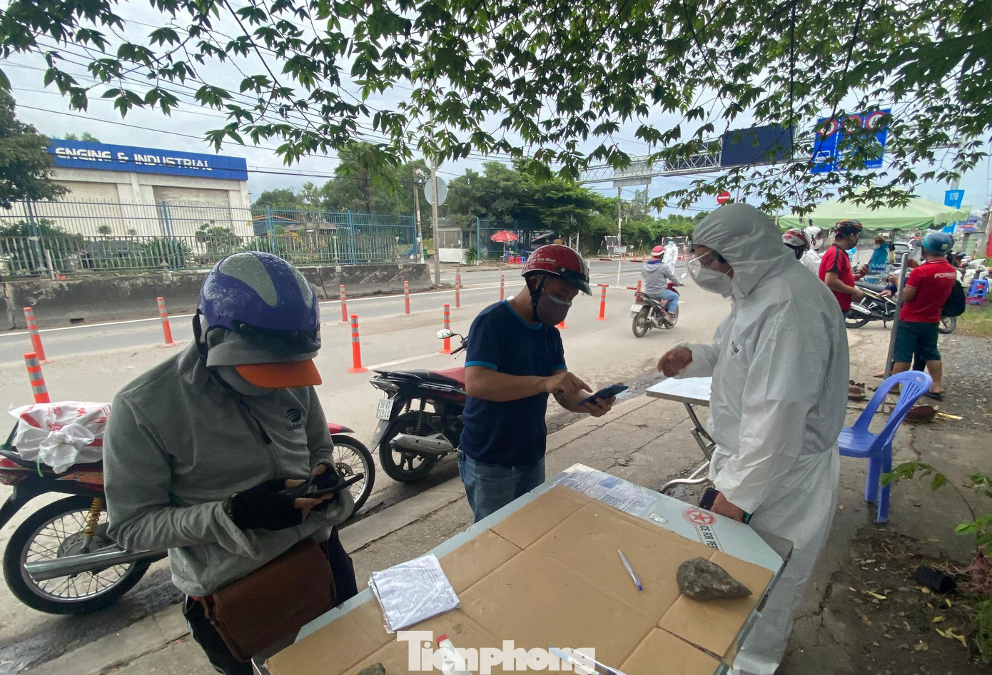 Từ ngày 1/10, TPHCM bước vào giai đoạn bình thường mới vừa chống dịch vừa khôi phục sản xuất kinh doanh, phát triển kinh tế. Các doanh nghiệp đã bắt đầu hoạt động trở lại, hoạt động vận tải hành khách cũng đang được chuẩn bị để thí điểm mở lại nhằm phục vụ nhu cầu đi lại của người dân, thu hút công nhân đến TPHCM làm việc. Dự kiến từ ngày mai (13/10) các chuyến xe khách được hoạt động thí điểm sẽ tạo điều kiện thuận lợi hơn cho công nhân các tỉnh trở lại TPHCM làm việc.