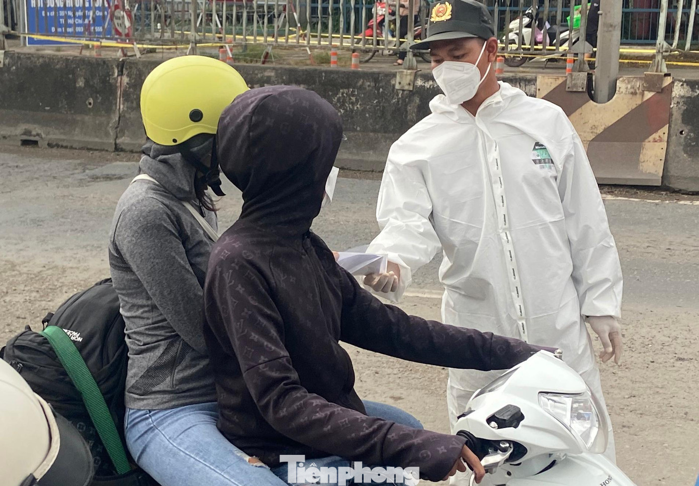 "Ở nhà tránh dịch lâu quá, giờ biết TPHCM mở cửa cho công nhân trở lại làm việc, công ty cũng gửi thông báo kêu gọi công nhân đi làm nên tôi rủ bạn quay lại công ty. Dù sao thì công việc ở TPHCM cũng cho thu nhập ổn định hơn ở quê. Hy vọng là dịch COVID-19 được kiểm soát tốt để mọi người có thể trở lại công việc được thuận lợi", chị Nguyễn Thị Khánh Ly, quê Trà Vinh nói.