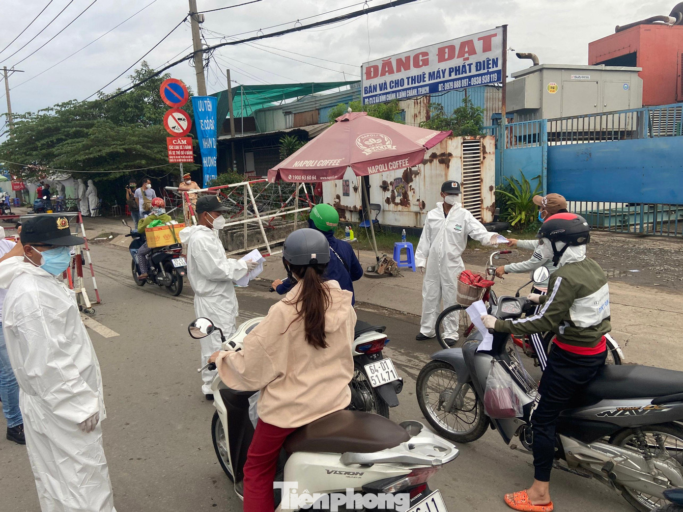 Tại chốt kiểm soát, có hơn 10 cán bộ trực chốt liên tục kiểm tra giấy tờ tùy thân, giấy xét nghiệm... của người dân và hướng dẫn người dân khai báo y tế trước khi vào TPHCM.