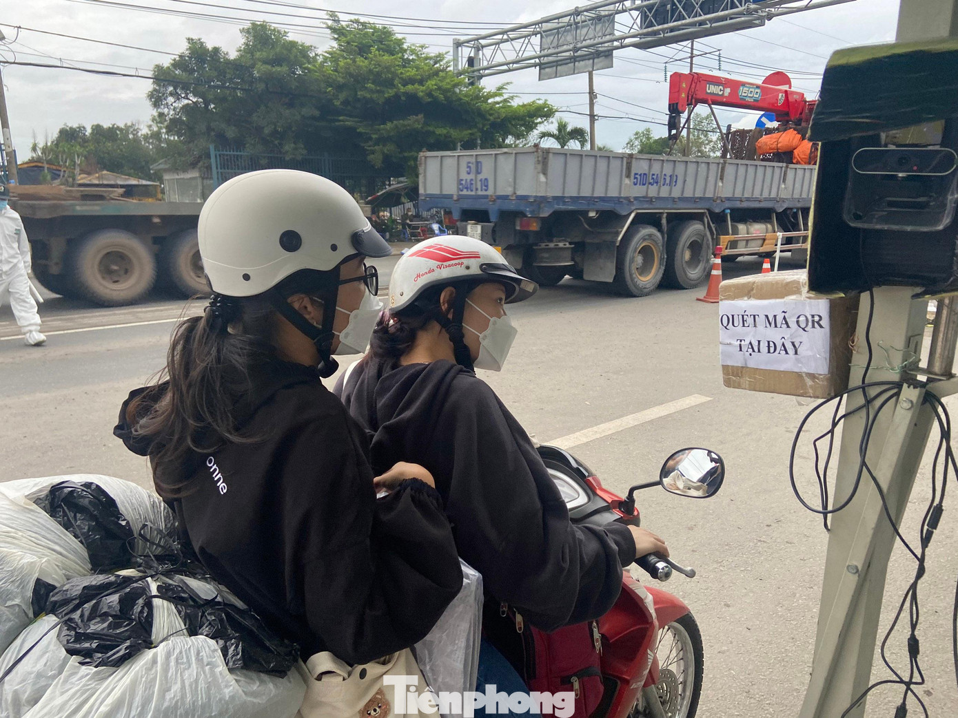 Chị Lê Thị Xuân (32 tuổi, quê Đồng Tháp) cho biết, sau khi TPHCM mở cửa khôi phục kinh tế, công ty gửi thông báo kêu gọi công nhân đi làm lại nên chị ra UBND xã xin giấy đi đường, làm xét nghiệm nhanh COVID-19 rồi khăn gói trở lại TPHCM chuẩn bị làm việc.