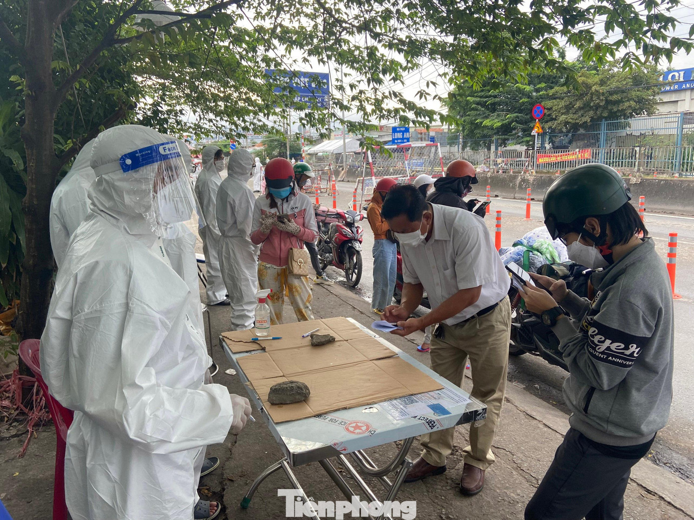 Khi lưu thông đến chốt kiểm soát, sau khi xuất trình các giấy tờ cần thiết, người dân được hướng dẫn khai báo y tế, di chuyển nội địa.