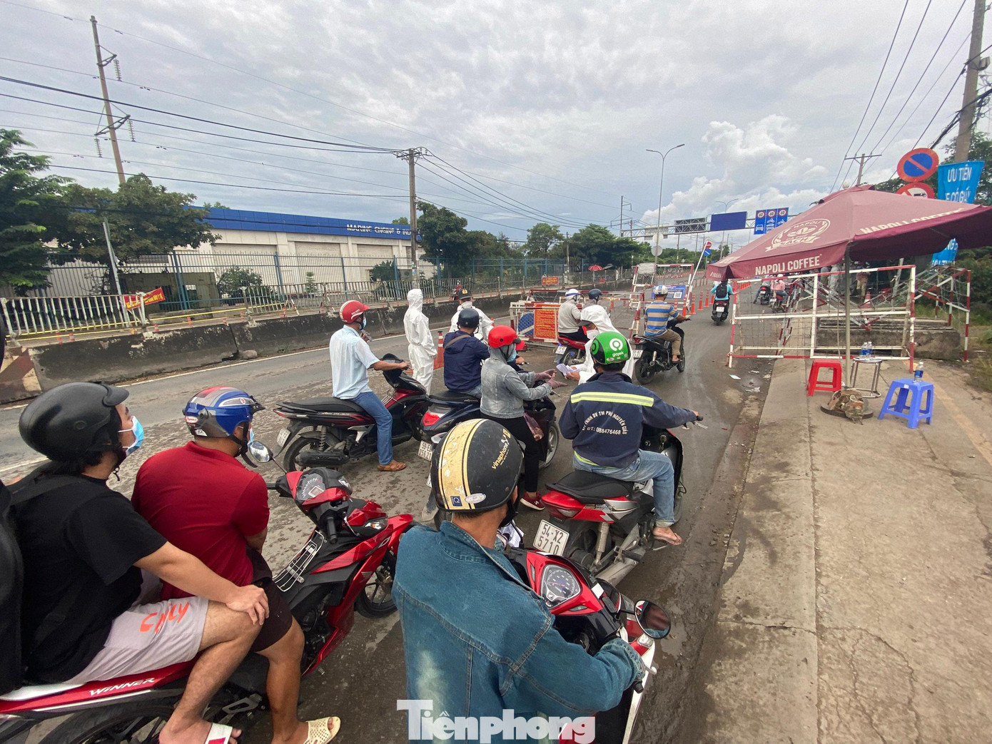 Ghi nhận tại chốt kiểm soát phòng, chống dịch COVID-19 trên quốc lộ 1A, thị trấn Tân Túc, huyện Bình Chánh, TPHCM giáp ranh với địa bàn tỉnh Long An, nhiều người dân từ các tỉnh miền Tây trở lại TPHCM.