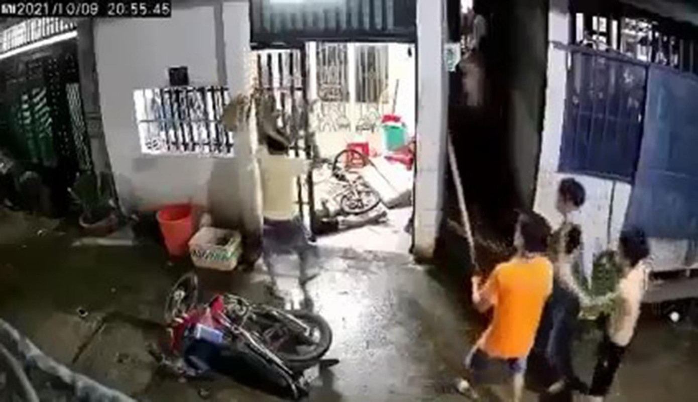 Người dân tìm cách khống chế Quang tại hiện trường.