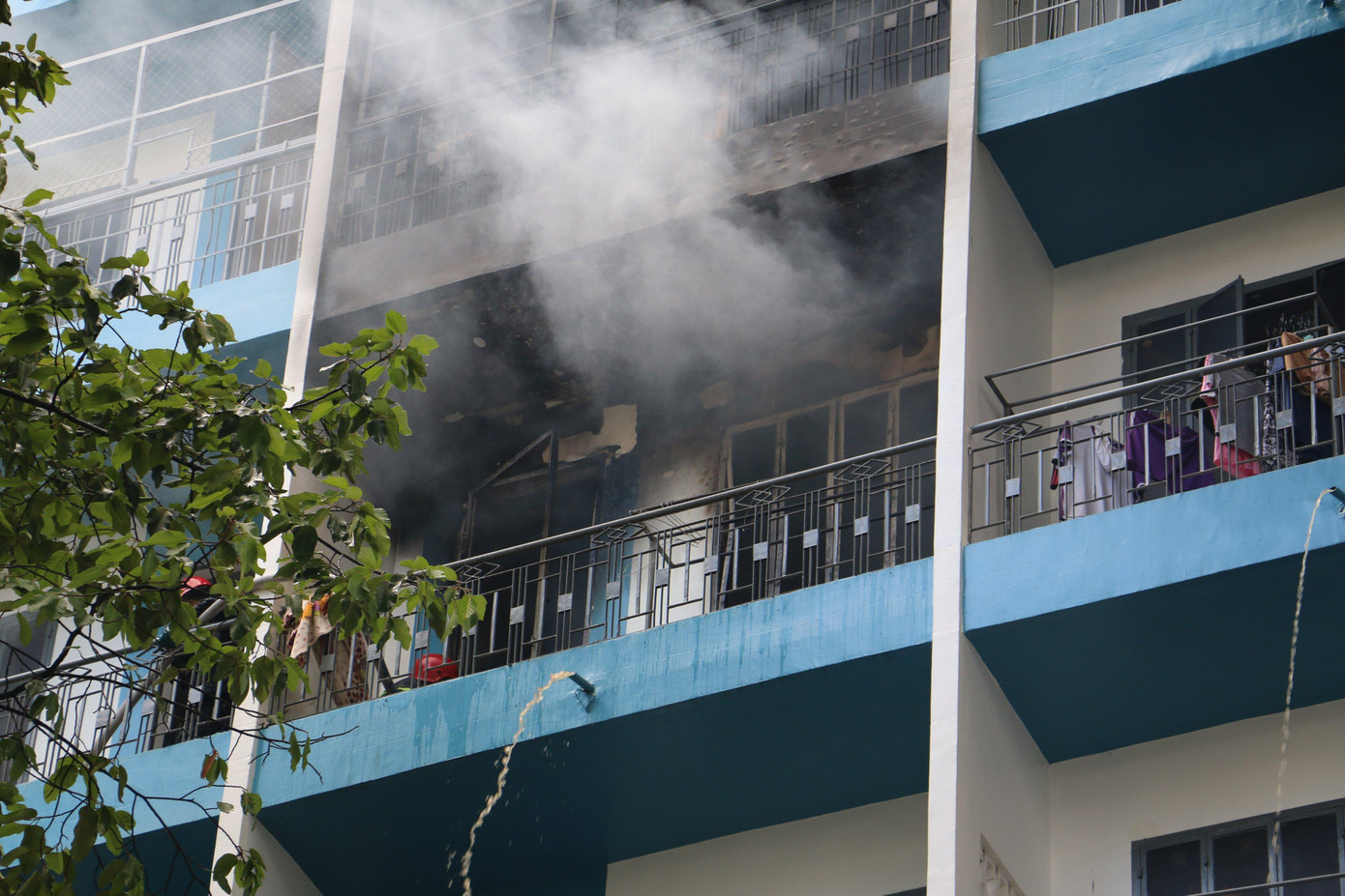 Khói đen bốc lên từ hiện trường vụ cháy.