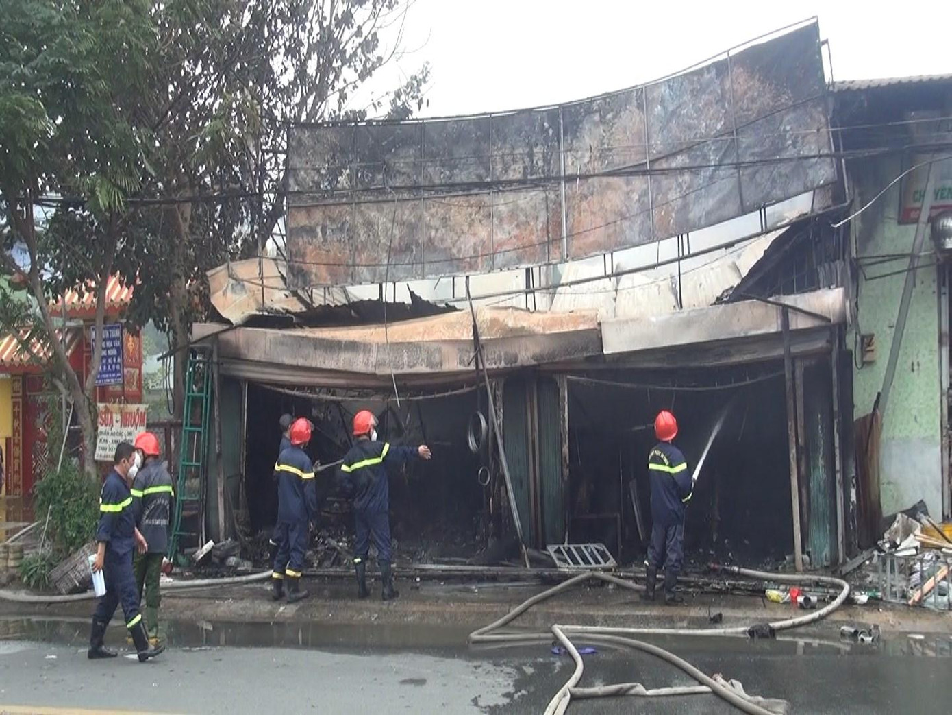 Ngôi nhà bị thiệt hại nặng. Ngôi nhà bị thiệt hại nặng.