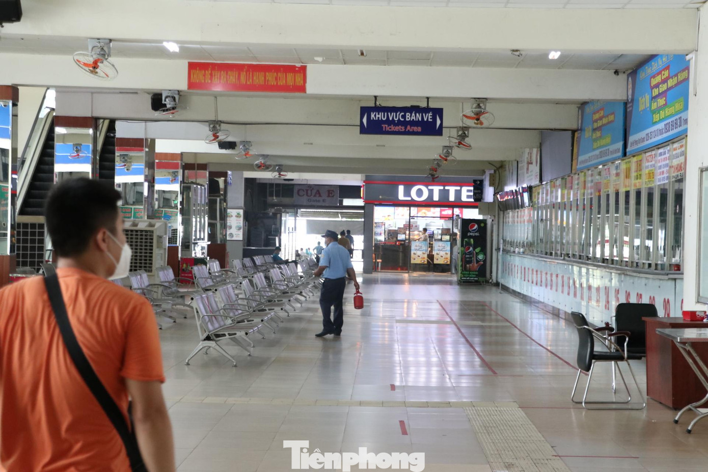 Bên trong bến, các hàng ghế dành cho hành khách trống vắng