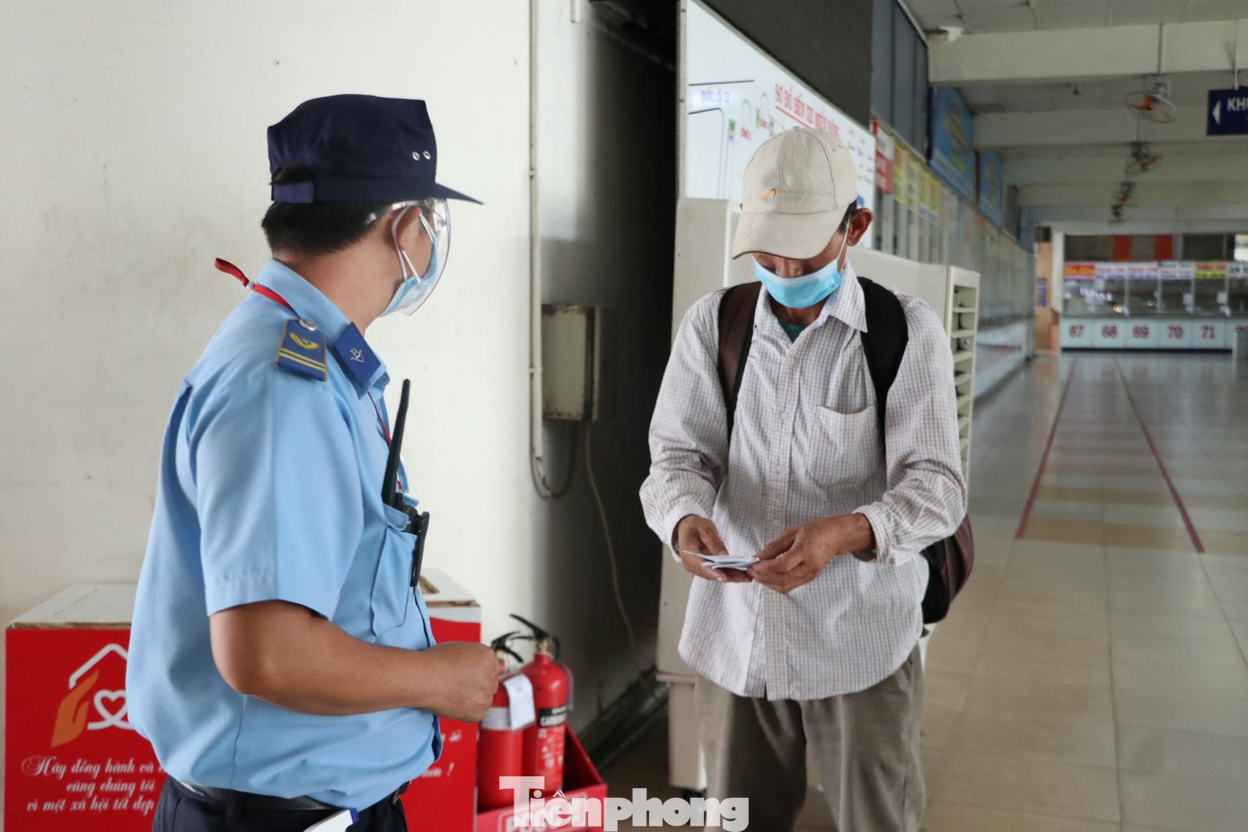 Ông Nguyễn Văn Khiêm đến bến xe từ 8 giờ sáng để mua vé về Đắk Lắk với giá 240 nghìn đồng. Nhưng đến 21h xe mới khởi hành nên ông Khiêm phải ngồi lại ở bến xe để chờ.