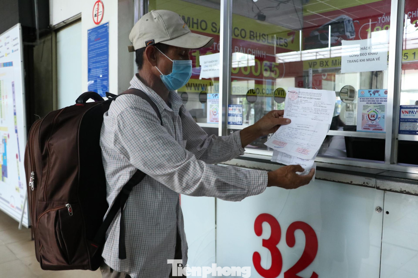 "Tôi chờ ngày bến xe mở cửa mấy tháng nay. Giờ mua được vé về quê mừng lắm. Hy vọng ít hôm nữa TPHCM hết dịch, tôi trở lại làm việc", ông Khiêm chia sẻ.