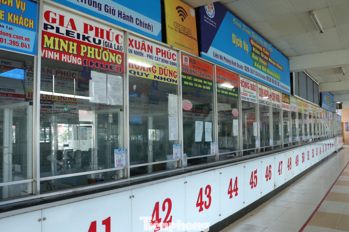 Một số quầy bán vé vẫn tắt điện.