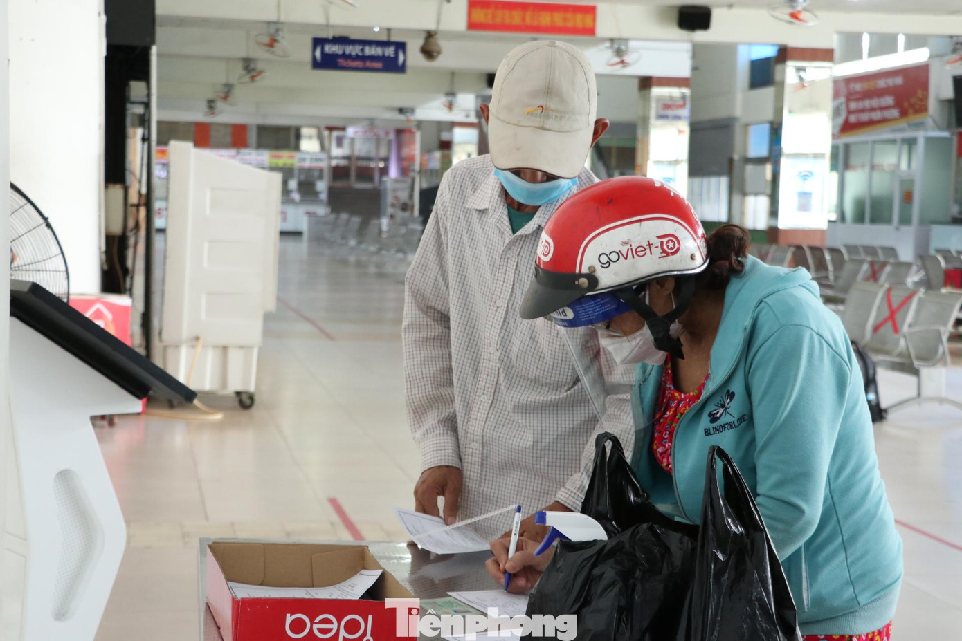 Một số người đến mua vé về quê được yêu cầu khai báo y tế để đảm bảo công tác phòng chống dịch bệnh.