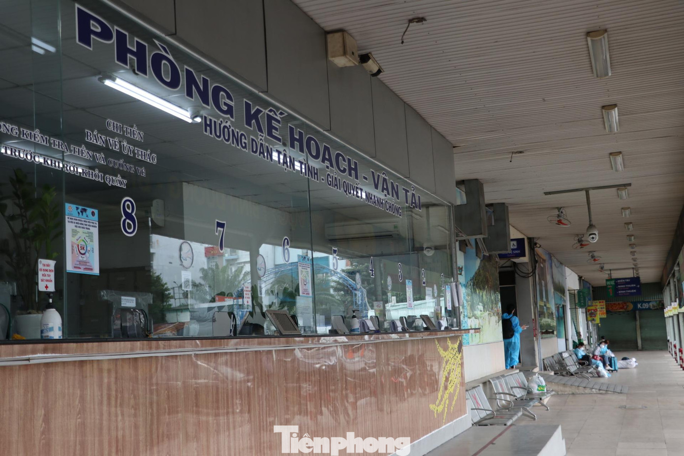 Tài xế Nguyễn Văn Hùng, chạy tuyến TPHCM - Đồng Nai cho biết: Sáng sớm nay, anh chạy xe không có khách từ Tân Phú, Đồng Nai vào bến xe Miền Đông, TPHCM để chờ khách. Tuy nhiên, đến 10h sáng, văn phòng báo vẫn chưa có khách mua vé.