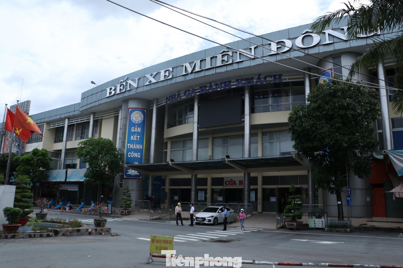 Tại bến xe Miền Đông (quận Bình Thạnh, TPHCM), các cổng vào bến vẫn rào chắn. Các quầy bán vé chưa có nhân viên.