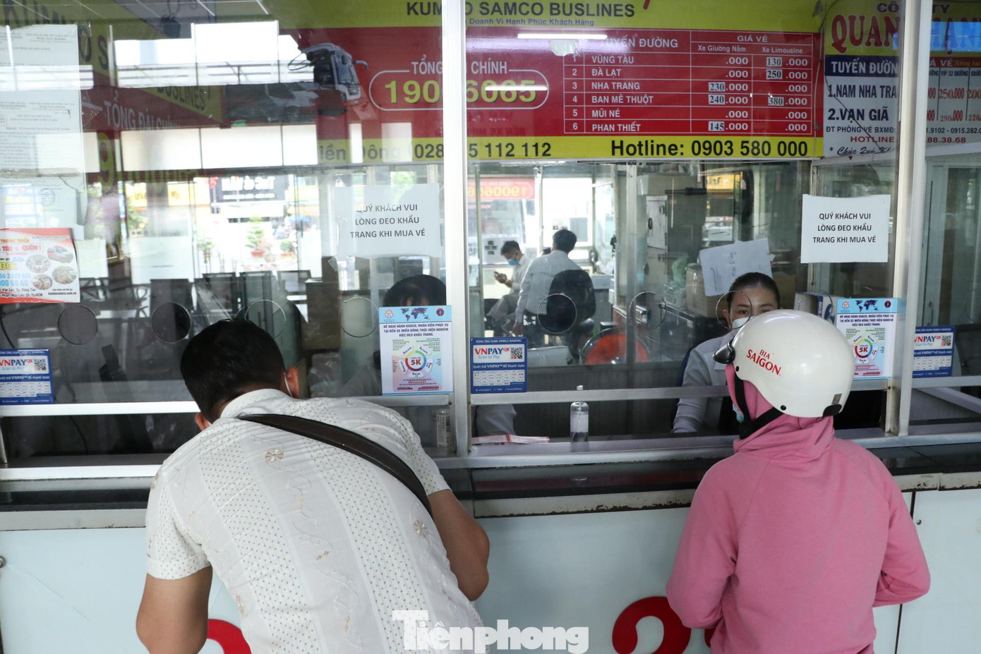 Ông Tạ Chương Chín, Phó Tổng giám đốc Công ty TNHH MTV Bến xe Miền Đông cho biết, trong ngày đầu mở cửa trở lại, bến có 2 tuyến hoạt động gồm TPHCM - Đồng Nai (có 3 chuyến); tuyến TPHCM- Đăk Lăk (có 10 chuyến và xuất phát từ chiều tối nay). Ngày 14/10, sẽ có thêm tuyến TPHCM đi Bà Rịa- Vũng Tàu.