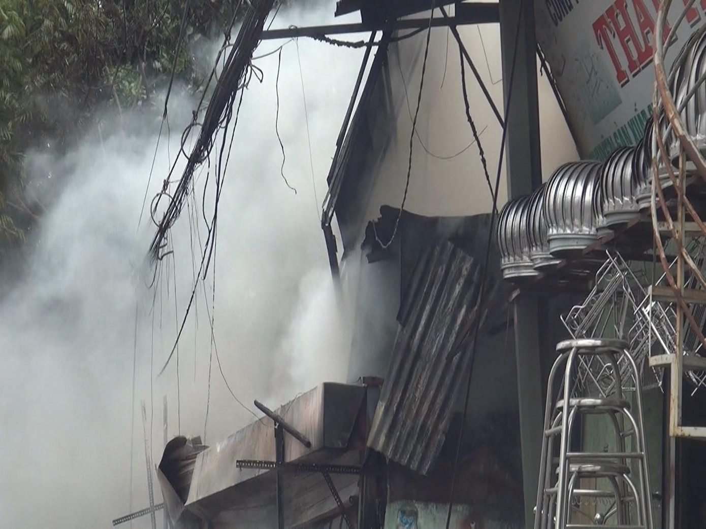 Khói đen bốc lên nghi ngút. Khói đen bốc lên nghi ngút.