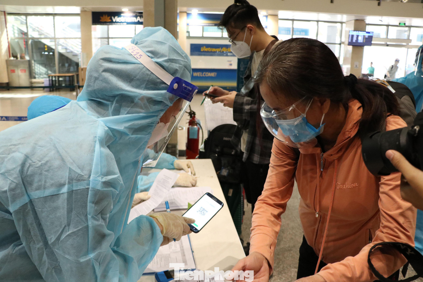 "Dù giá cao nhưng xa nhà nhiều tháng rồi tôi muốn về quê nên chấp nhận bỏ số tiền lớn để mua vé. Với mức giá cao như thế này người lao động nghèo rất khó để tiếp cận", anh Tùng nói.