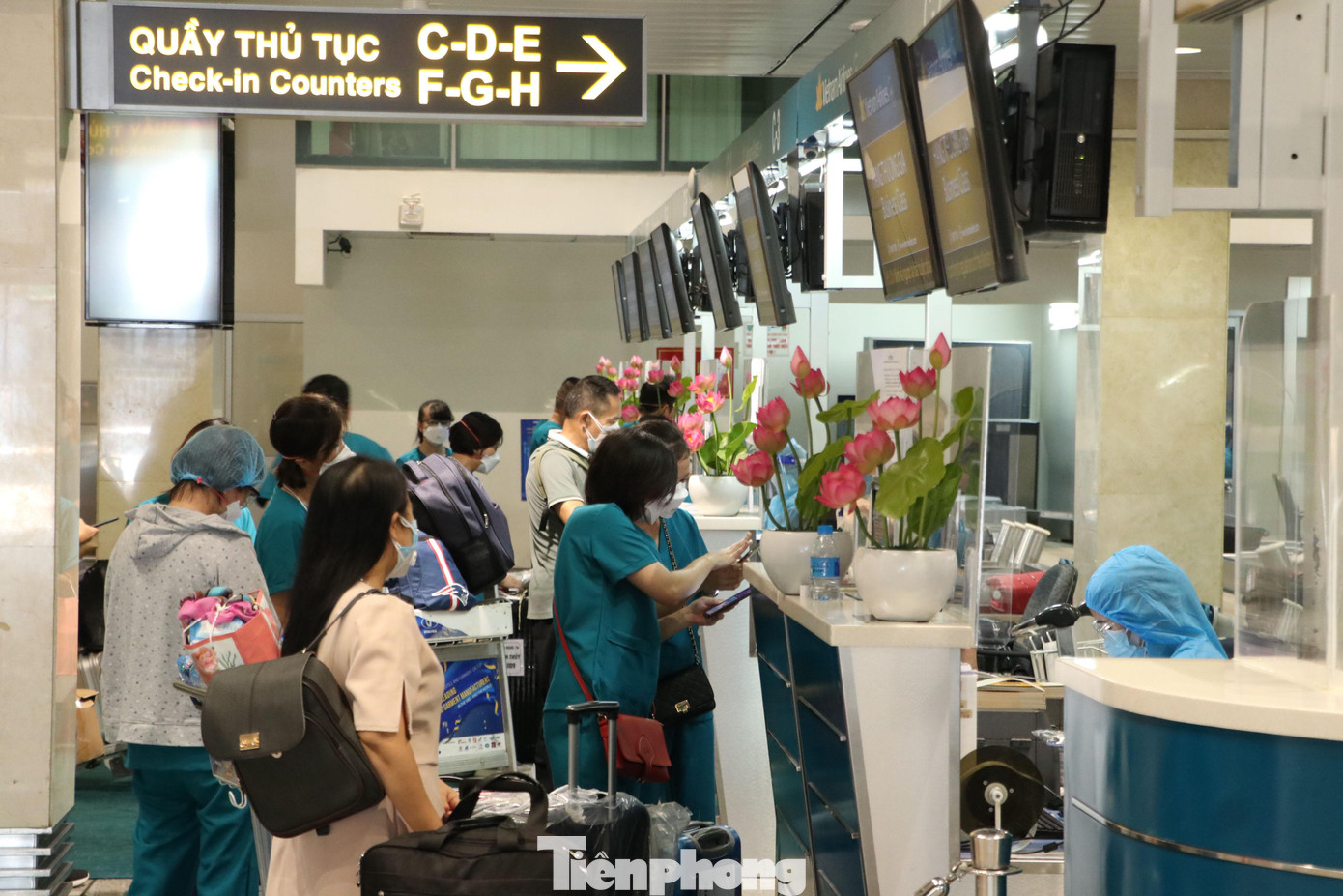 Theo Cảng hàng không quốc tế Tân Sơn Nhất, hành khách đi máy bay phải đáp ứng được các điều kiện như tiêm đủ liều vắc xin phòng COVID-19 (thẻ xanh trên Sổ Sức khoẻ điện tử/PC-COVID hoặc giấy chứng nhận tiêm đủ liều vắc xin của cơ quan có thẩm quyền cấp, liều cuối cùng đã được tiêm ít nhất 14 ngày) hoặc đã khỏi bệnh COVID-19 trong vòng 6 tháng tính đến thời điểm về địa phương (có giấy ra viện/giấy xác nhận khỏi bệnh COVID-19).
