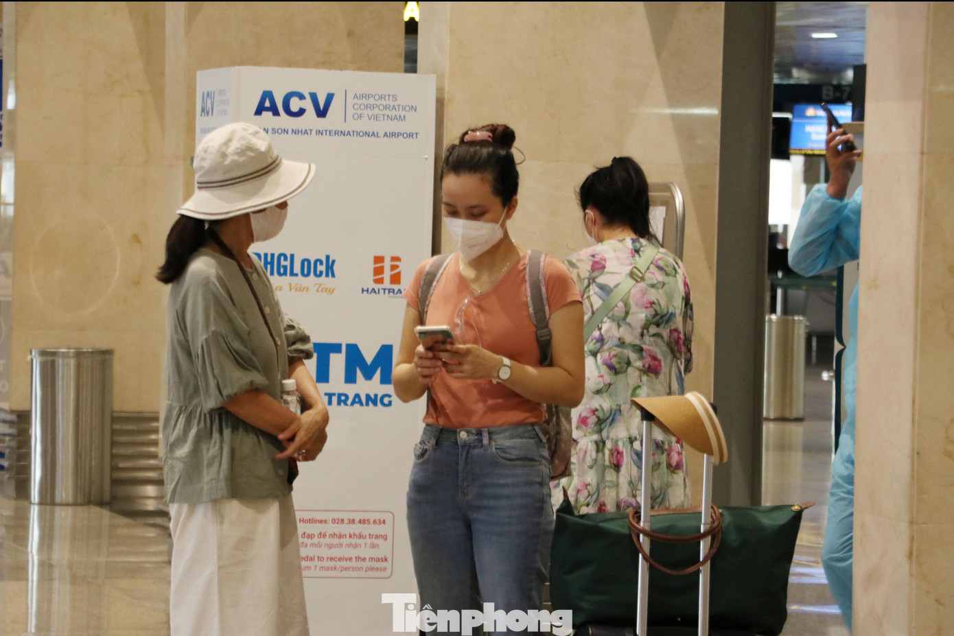 Trong ngày đầu mở cửa đường bay thí điểm, nhiều hành khách cho biết giá vé máy bay đắt gấp 3 lần ngày thường, thậm chí cao hơn cả ngày Tết nhưng họ vẫn chấp nhận bỏ tiền mua vé để về quê.