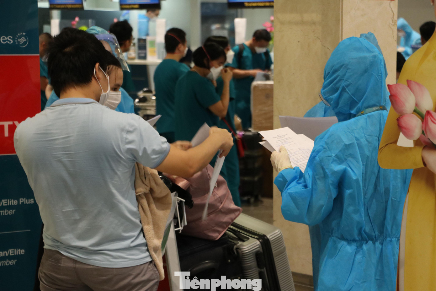 Theo ghi nhận của phóng viên, do là ngày đầu thí điểm đường bay nội địa nên dù 11 giờ trưa máy bay mới cất cánh, nhiều hành khách đã đến sân bay làm thủ tục từ 8 giờ sáng.