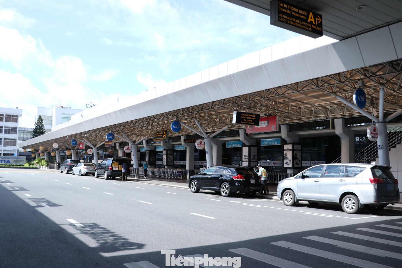 Khu vực Sảnh B nhà ga Quốc nội phục vụ cho hành khách đi của hãng hàng không Vietjet Air, hành khách di chuyển theo cửa D6, vào đảo K làm thủ tục chuyến bay.