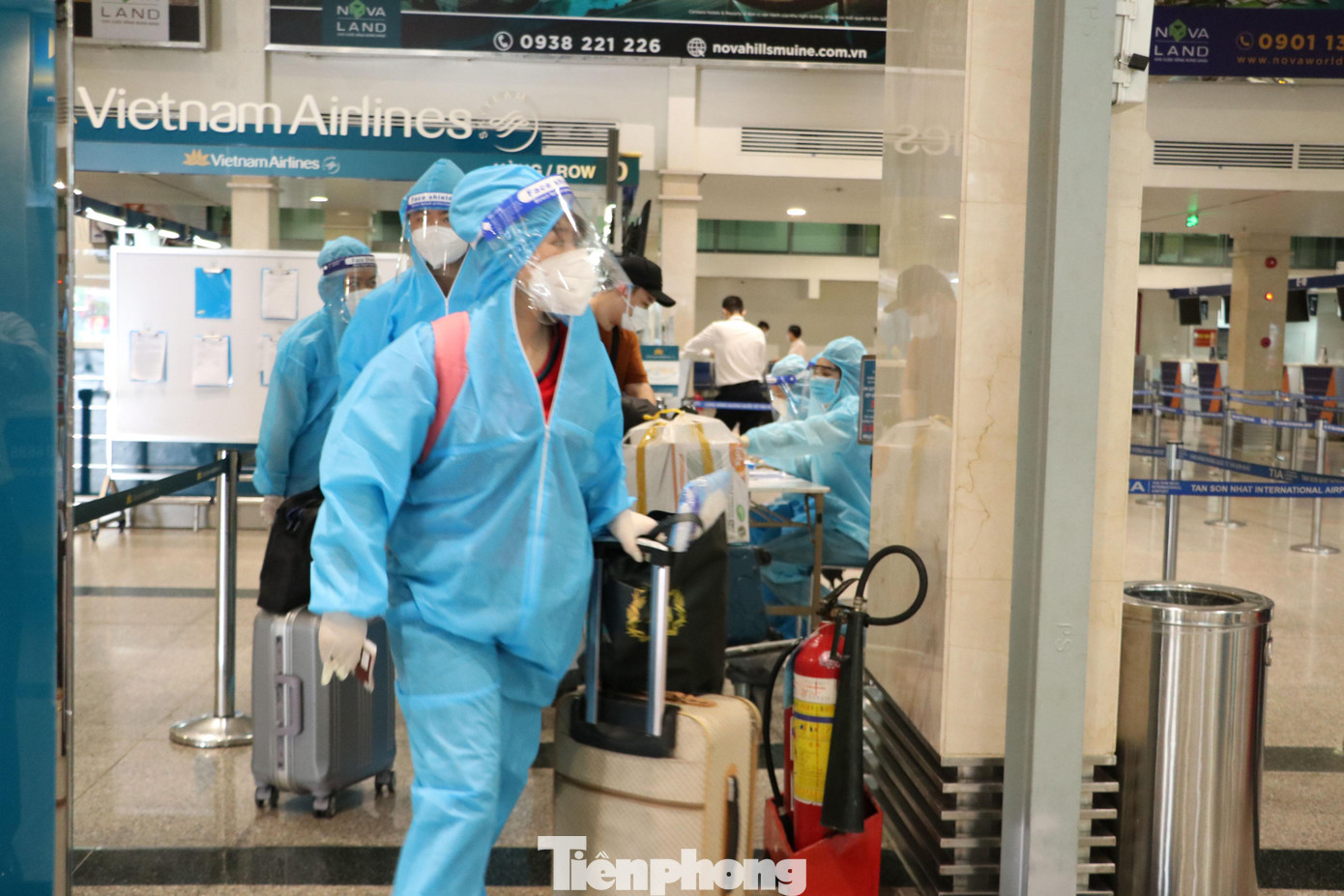 Trong khi đó, bà Lê Thị Phượng, ở Quảng Nam may mắn được Hội đồng hương giúp đỡ mua vé máy bay từ Tân Sơn Nhất về Đà Nẵng với giá 1,25 triệu đồng.