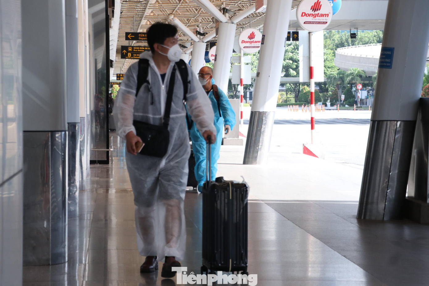 Hành khách di chuyển từ nhà ga nội địa, vào cửa D2, đến đúng quầy thủ tục của hãng hàng không tại khu vực sảnh A để làm thủ tục chuyến bay.