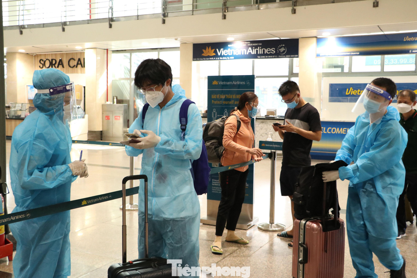 Từ sáng sớm ngày 10/10, nhiều hành khách đã có mặt tại sân bay Tân Sơn Nhất để làm thủ tục lên máy bay về quê ở các tỉnh miền Trung, miền Bắc.