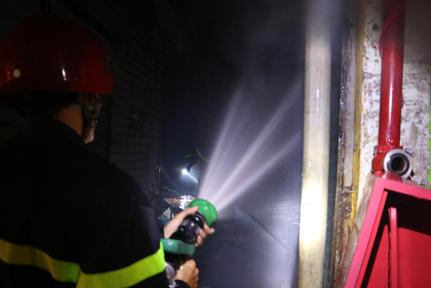 Lực lượng chức năng dập lửa. Lực lượng chức năng dập lửa.