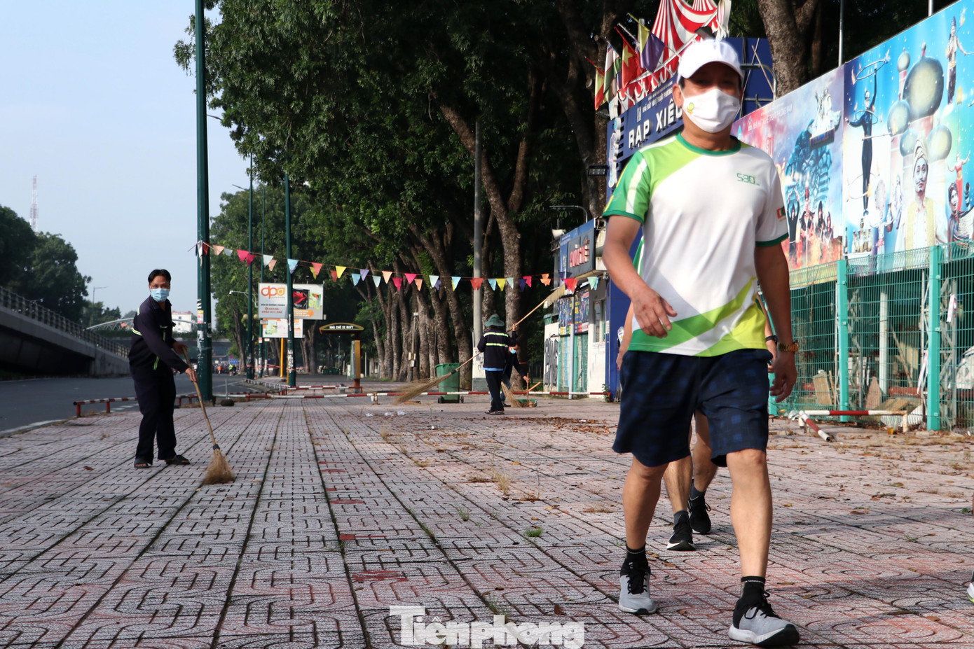 Nhiều người dân cho biết họ rất vui mừng vì lần đầu tiên được ra công viên tập thể dục sau 3-4 tháng cách ly.