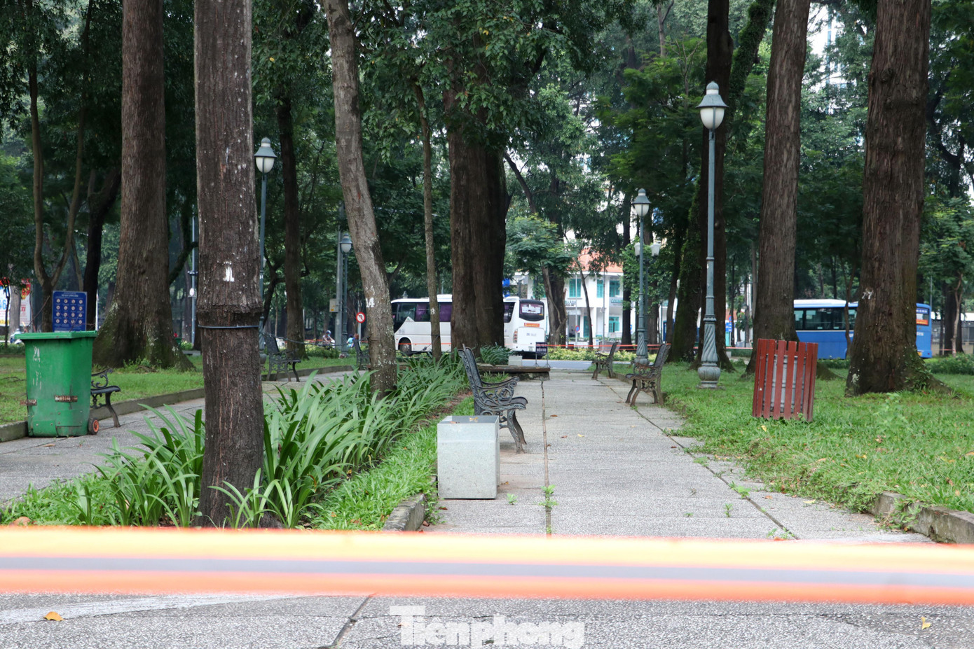 Trong khi đó, công viên 30/4 ở quận 1 vẫn đang căng dây phong tỏa, người dân chưa được phép vào công viên tập thể dục.