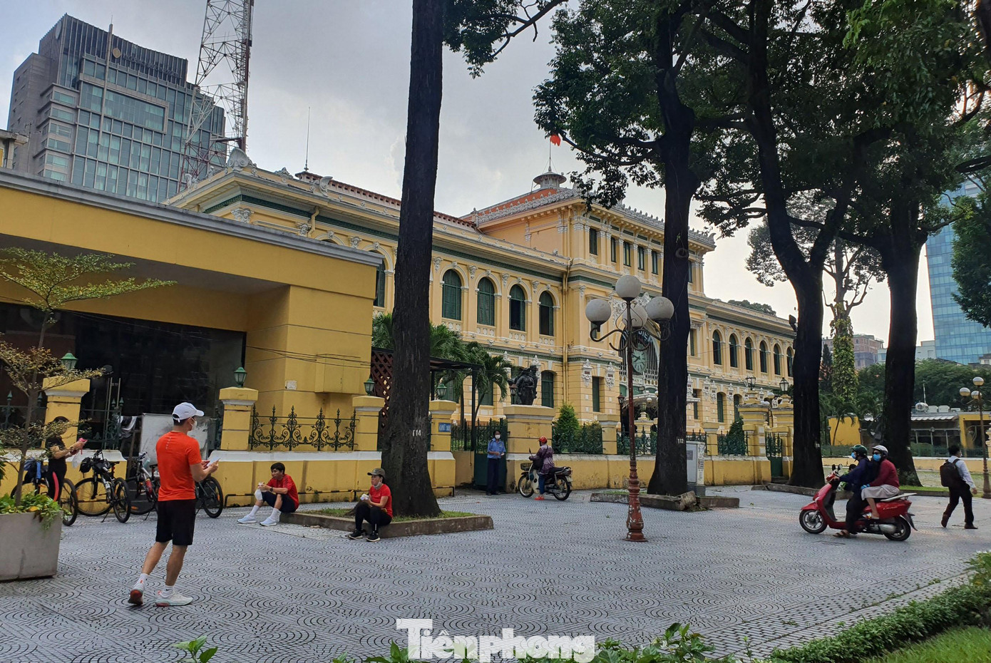 Tại khu vực trung tâm TPHCM, khá đông người dân tập thể dục trên vỉa hè.