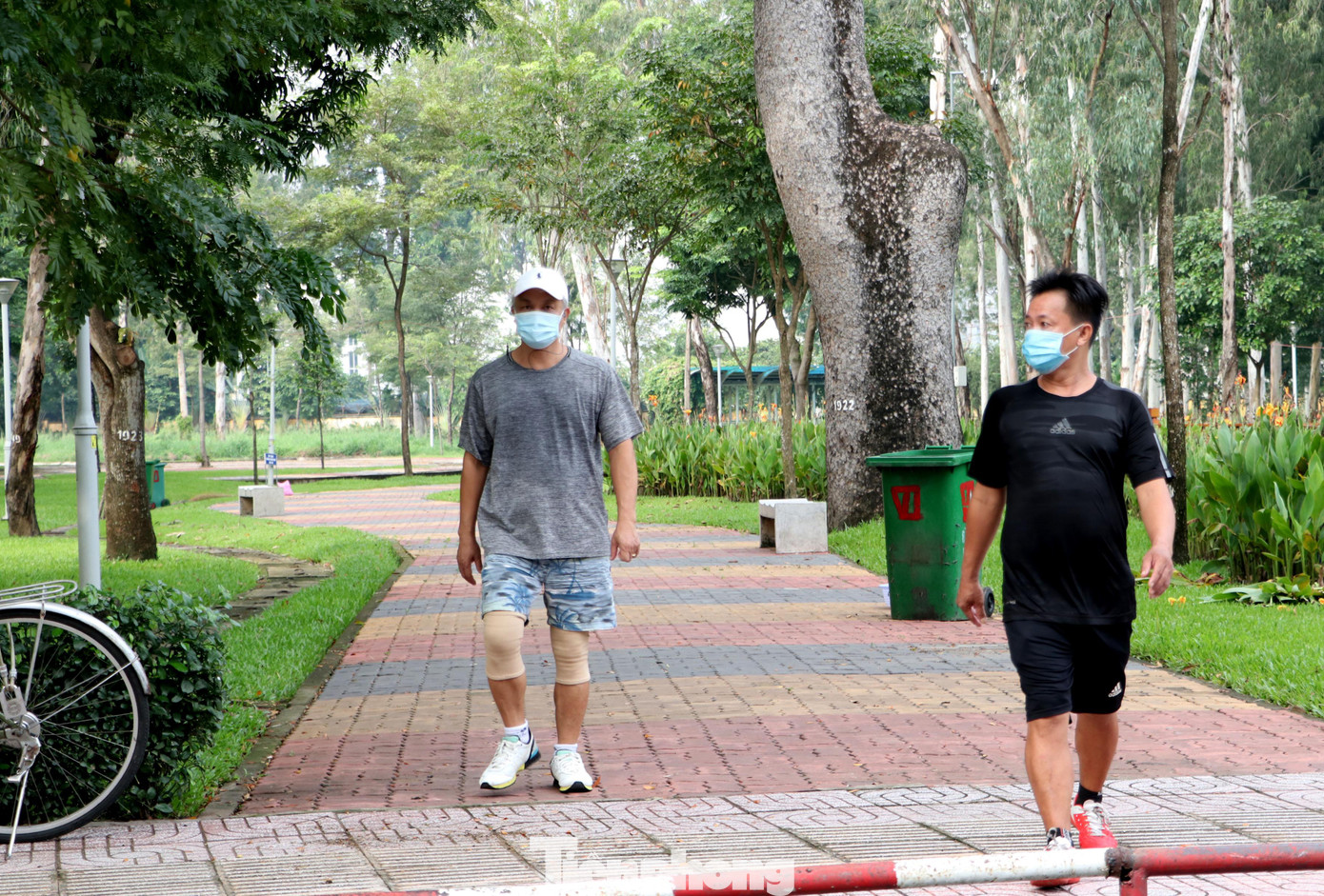 Anh Nguyễn Văn Thảo (ngụ đường Nguyễn Văn Công, phường 3, quận Gò Vấp)cho biết, gia đình anh ở trong con hẻm nơi nhóm truyền giáo Phục Hưng sinh hoạt nên bị phong tỏa, giãn cách hơn 4 tháng nay. Đây là lần đầu tiên anh được ra công viên tập thể dục sau nhiều tháng ở nhà.