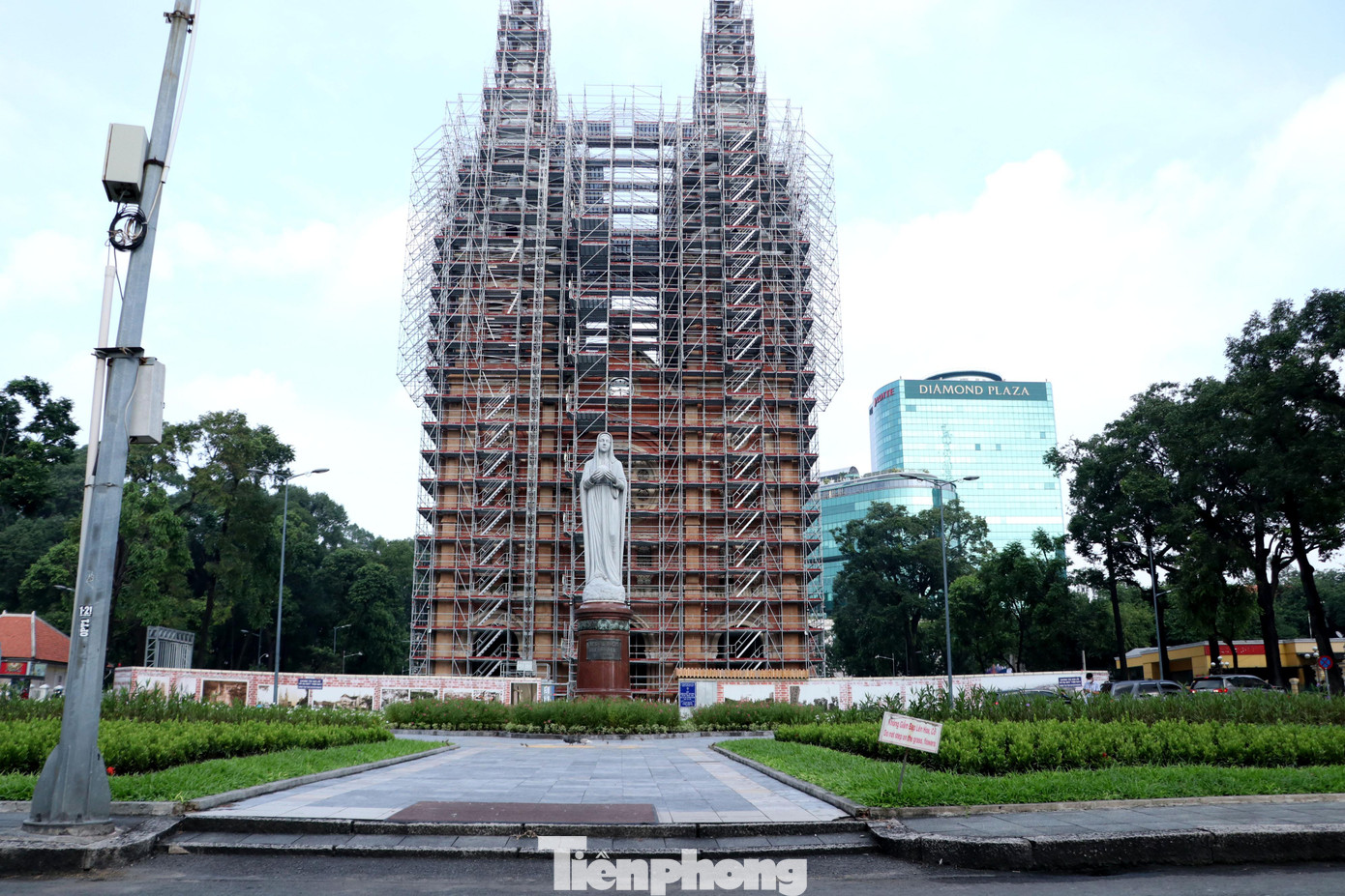 Ở trung tâm TPHCM, nhiều khu vực là điểm tham quan du lịch vẫn còn vắng vẻ do TPHCM vẫn đang trong thời gian giãn cách xã hội.