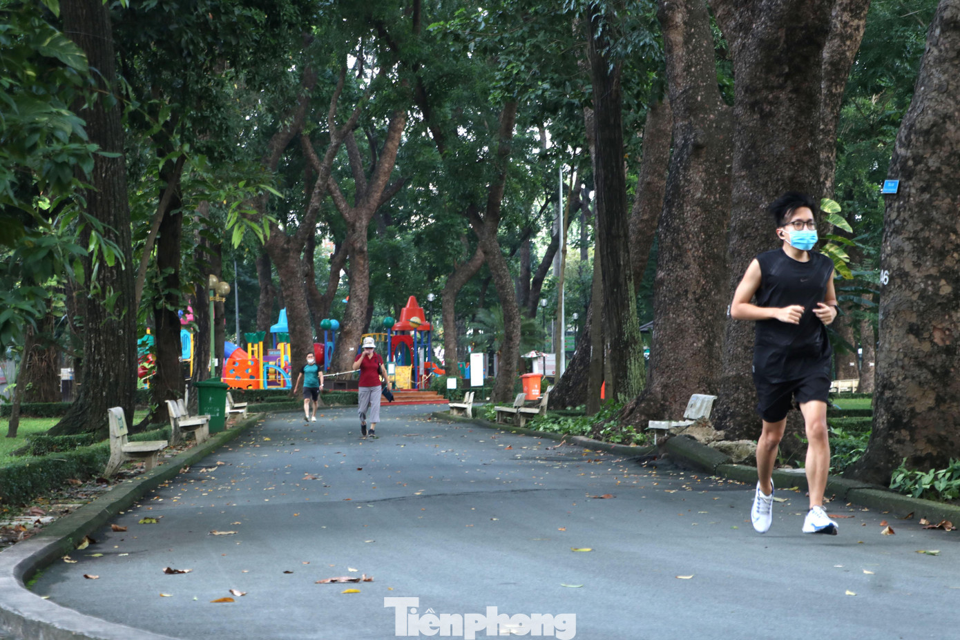 Tại công viên Hoàng Văn Thụ (quận Tân Bình, TPHCM) cũng có nhiều người dân đến chạy bộ, tập thể dục. "Lâu lắm rồi tôi mới có cảm giác được hít thở không khí thoáng mát tại công viên như thế này. Hy vọng TPHCM sớm đẩy lùi dịch bệnh để trở lại cuộc sống bình thường", anh Lê Thành Toàn, ngụ phường 2, quận Tân Bình chia sẻ.