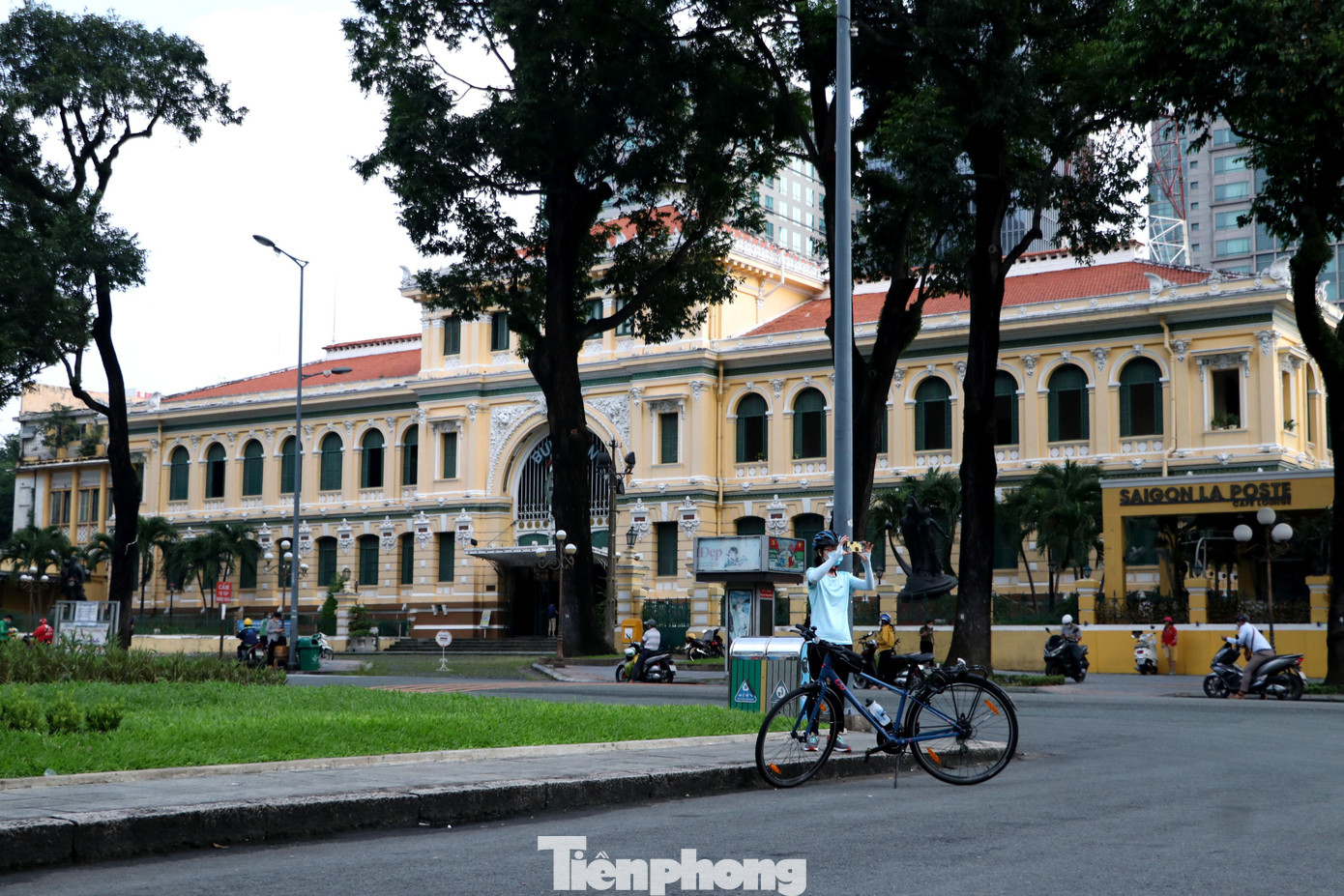 Đang đạp xe tập thể dục, một người dân đã tranh thủ dừng xe chụp hình lưu niệm.