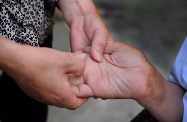 Xoa bóp đôi bàn tay cho chồng. Xoa bóp đôi bàn tay cho chồng