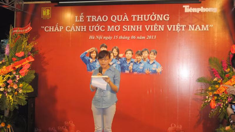 Thay mặt 50 em sinh viên lên phát biểu tại chương trình cảm ơn ban tổ chức