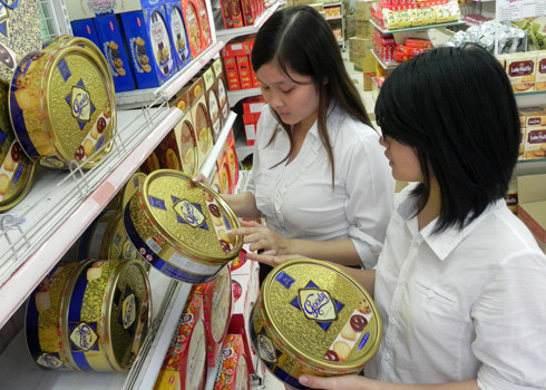 Các chuyên gia dự báo kinh tế khó khăn sẽ tác động mạnh đến tiêu dùng cuối năm, không loại trừ nhóm hàng nhu yếu phẩm phục vụ Tết. Ảnh: Hà Thanh